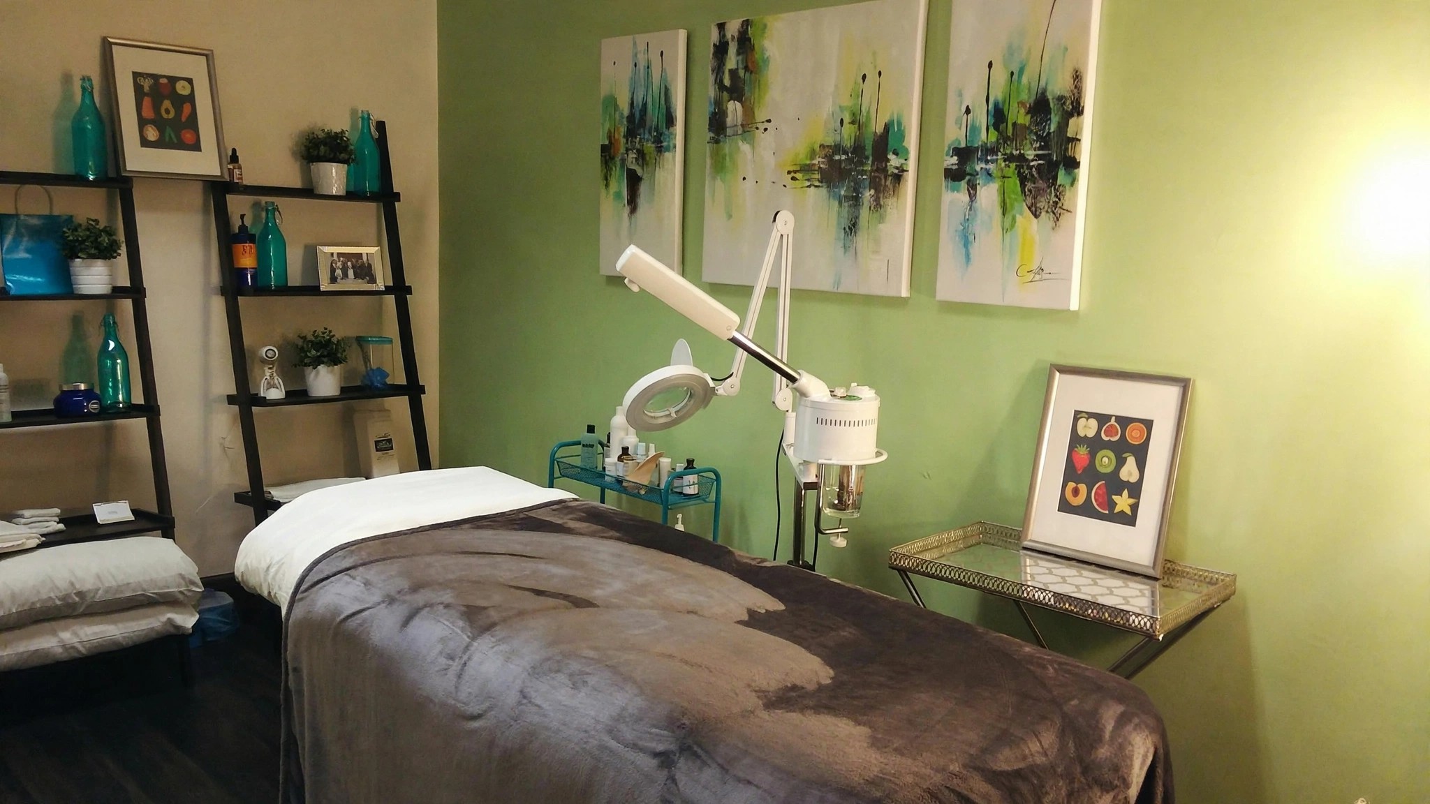 Inside San Diego Acne Clinic in La Jolla, the practice Gronich opened in 2014 to treat only acne.