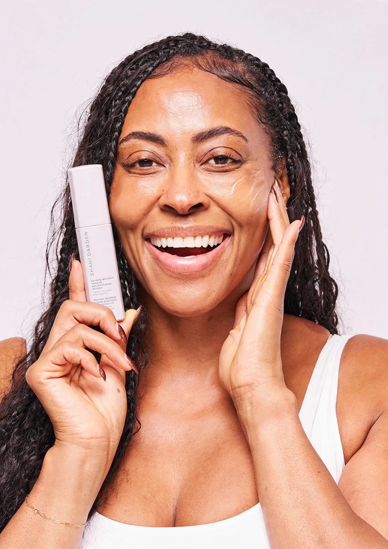 Model poses with Shani Darden Retinol Reform at her face.